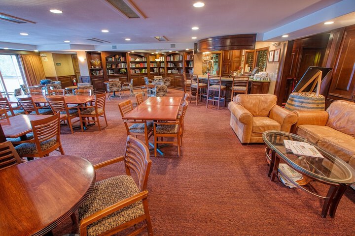 Lounge 22 of 30