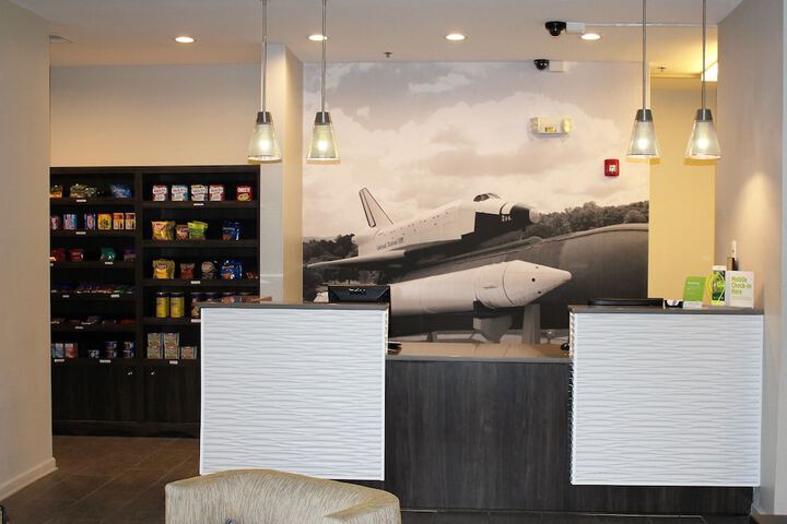 La Quinta Inn & Suites by Wyndham Huntsville Airport Madison