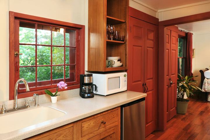 1795 Acorn Inn B & B