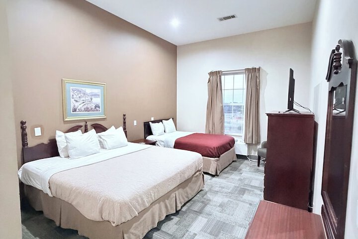 Collins Inn & Suites