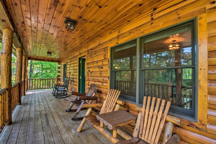 Secluded Cabin w / Deck 13 Miles to Downtown Murphy