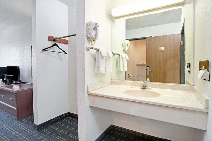 Room 9 of 16