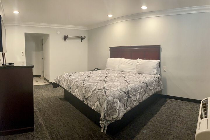 Room 6 of 9