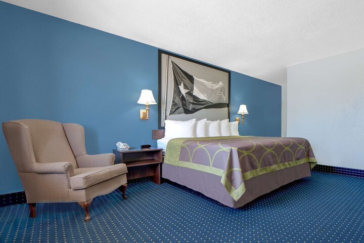 Room 9 of 28