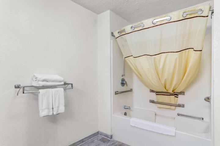 Travelodge Suites by Wyndham MacClenny