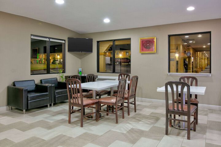 Super 8 by Wyndham Palestine