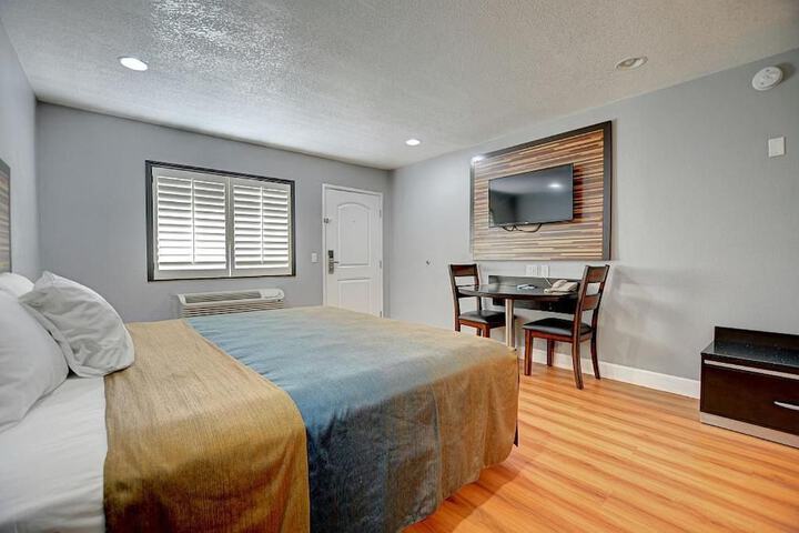Room 16 of 18