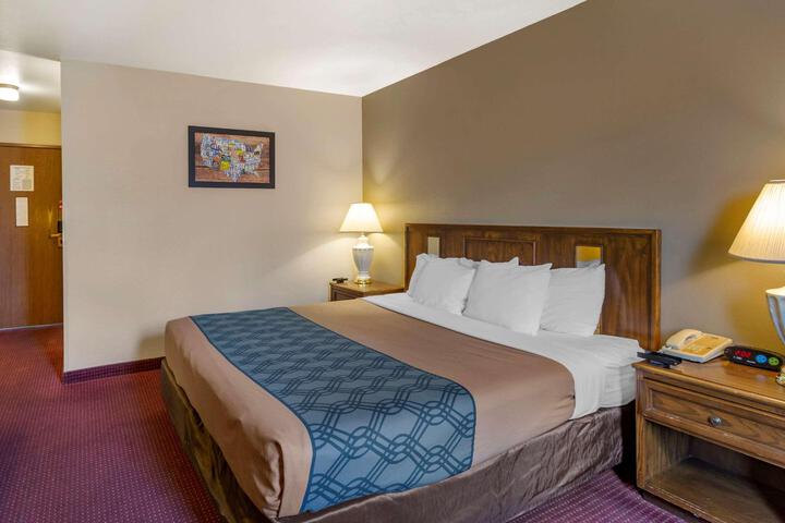 Econo Lodge Inn & Suites
