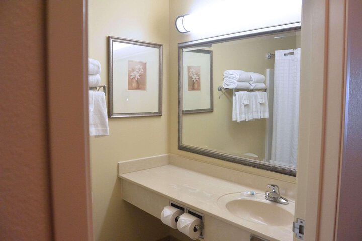 Country Inn & Suites by Radisson Peoria North, IL