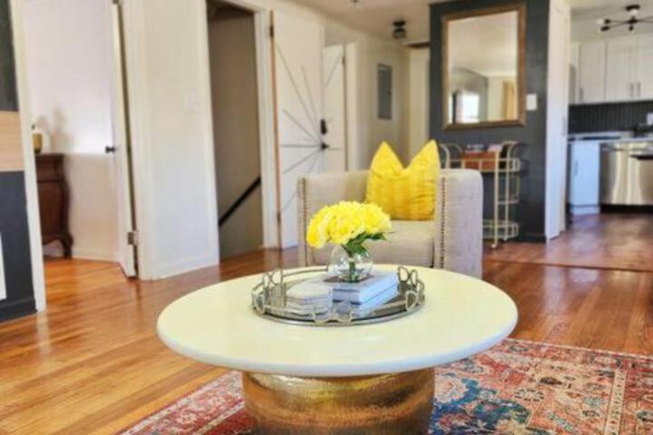 Chic Spacious Apt Near Attractions / Food/EWR/NYC