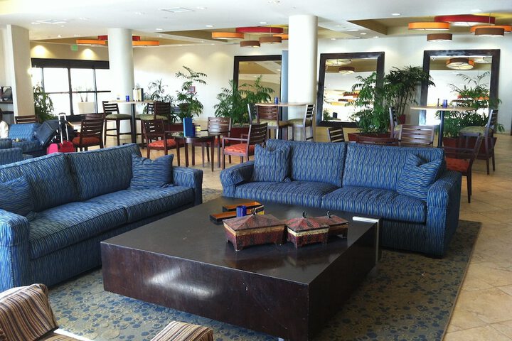 Lounge 174 of 185