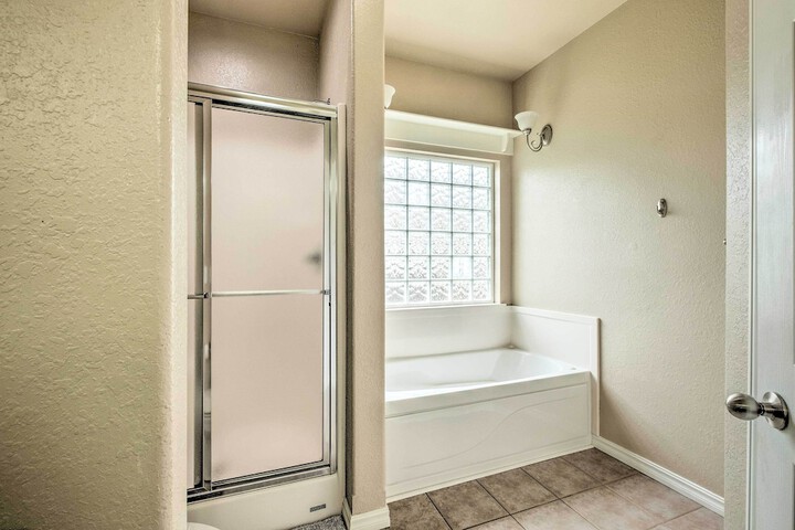 Bella Vista Home w / Yard: Half Mile to Trails!