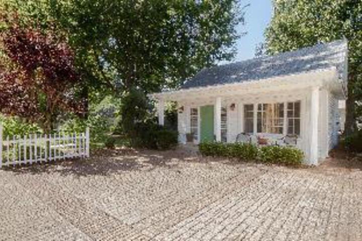 THE DICKEY HOUSE BED & BREAKFAST