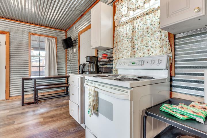 Cozy Couples Cottage w / View Near Canyon Lake!