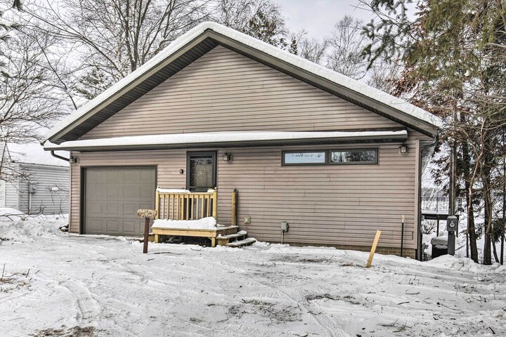 Phillips Cabin w / Lake Views & Private Dock!