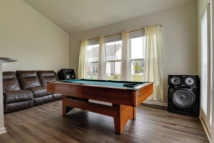 Spacious Home w / Fireplace - Near Golf!