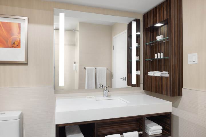 Delta Hotels by Marriott Edmonton Centre Suites