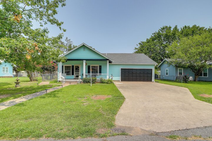 Walk to Lake Parks & Dining: Eufala Family Home!