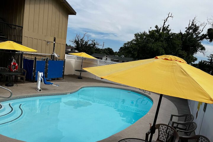 Pool 10 of 40