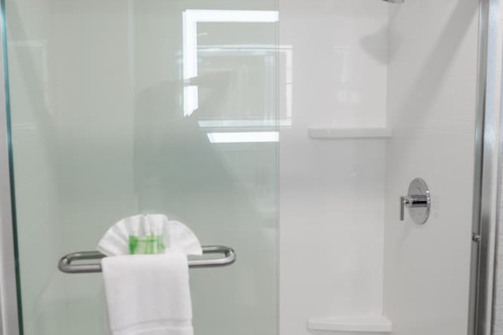 Holiday Inn Express & Suites Lake Forest by IHG