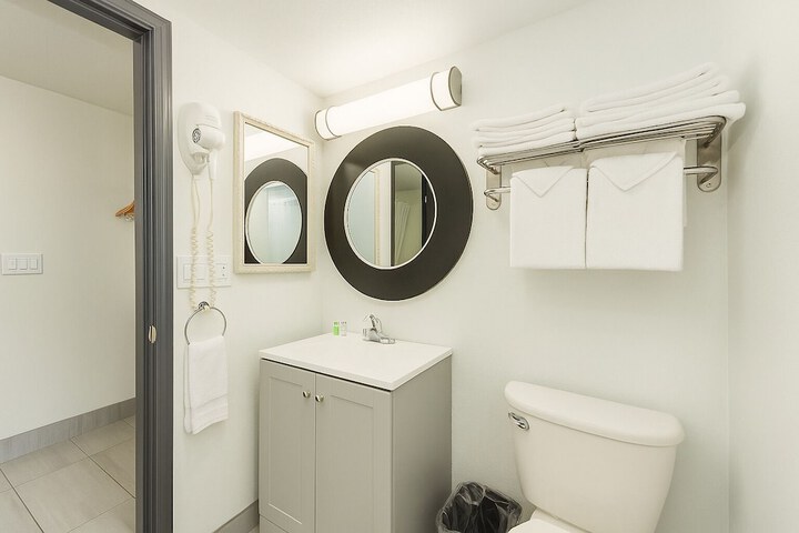 Oyster Bay Inn & Suites