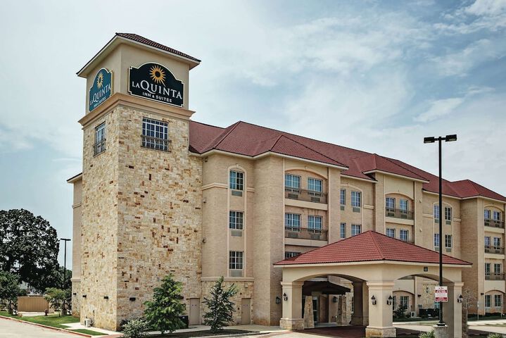 La Quinta Inn & Suites by Wyndham DFW Airport West - Euless