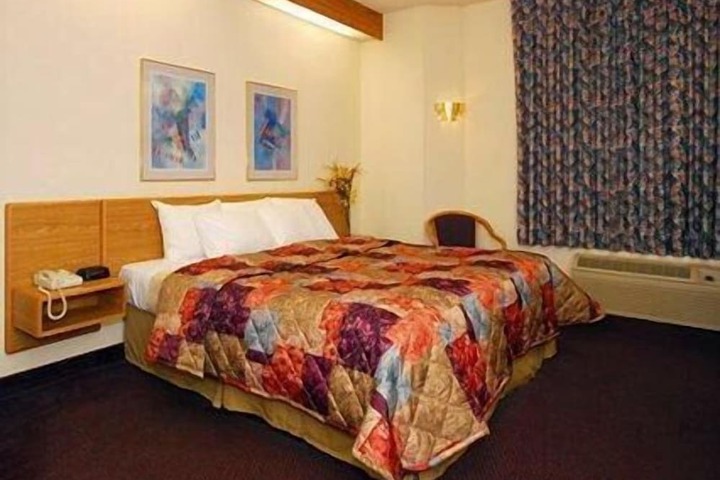 Room 9 of 19