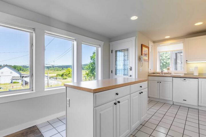 Private Beach Access + Water Views! Sleeps 18 Historic 6bdr Farmhouse w / Deck
