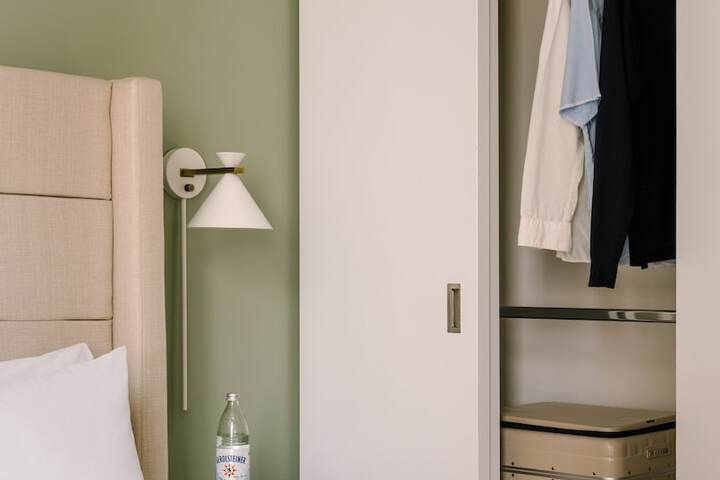 Room 43 of 104