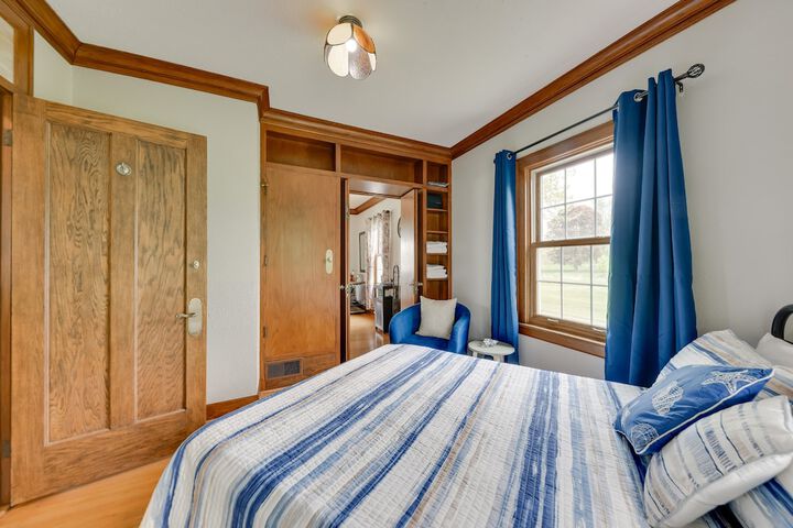 Pistakee Lake Estate w / Boat Dock & Hot Tub!