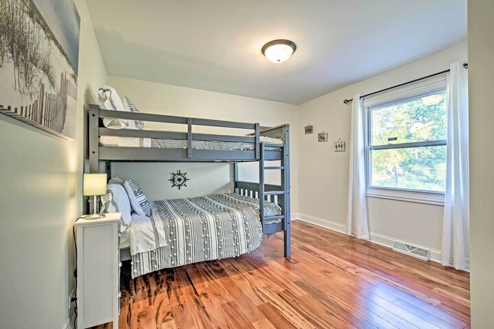 Lakefront Home w / Game Room Theater & Dock!