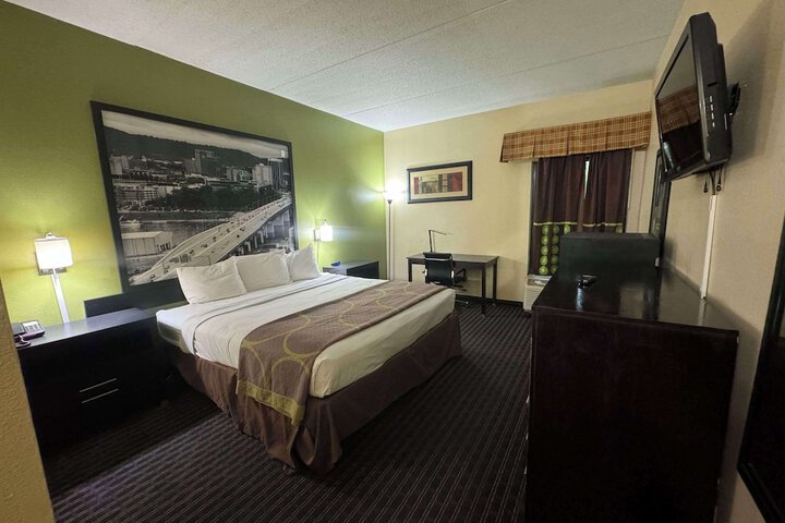 Room 8 of 28