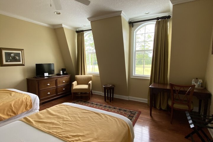 Room 10 of 18