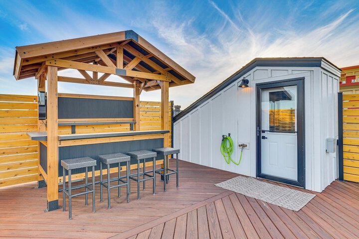 1 Block to Lake City Marina: Condo w / Rooftop Deck