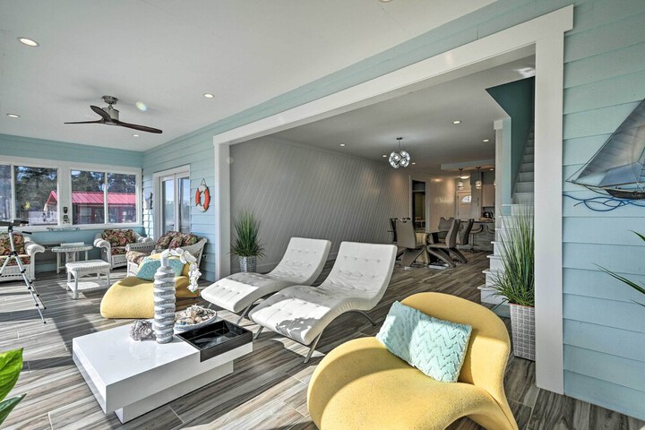 Luxurious Waterfront Home w / Private Pier & Views!