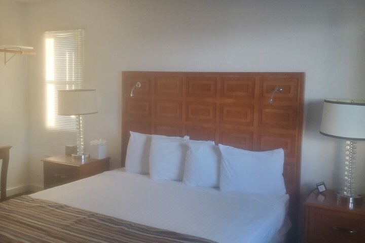 Room 9 of 18