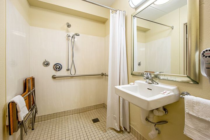 Room 11 of 28
