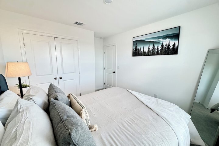 Modern 4BR New Home w Luxury Touches