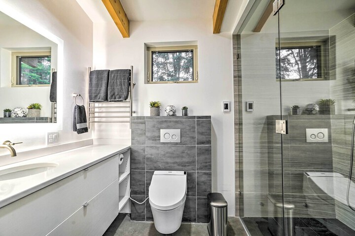 Heated Swim Spa! 15-acre Cabin on Skykomish River