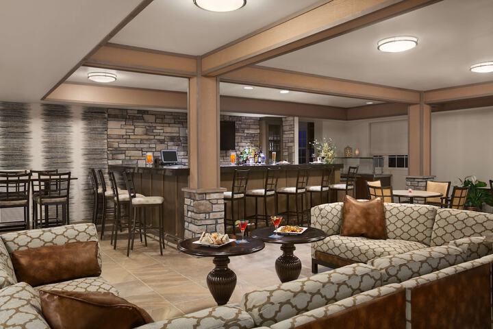 Lounge 25 of 29