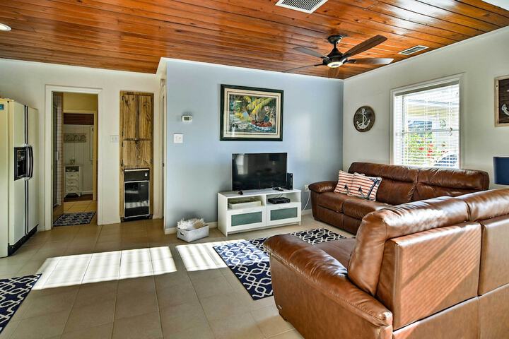 Steps to Beach Cabana: Indian Shores Cottage