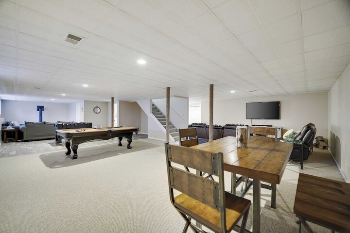 The Nest at Pinecrest by Avantstay Spacious Deck Game Room, Fire Pit