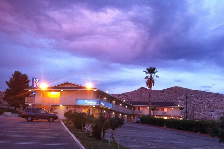 Hilltop Inn & Suites