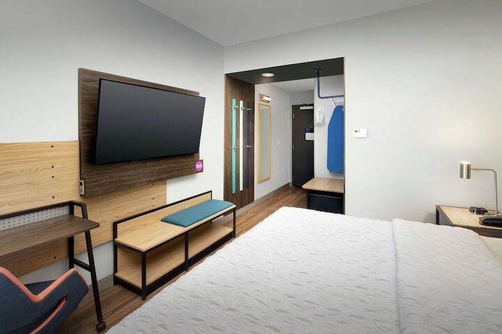 Room 10 of 33
