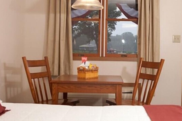 Room 5 of 8