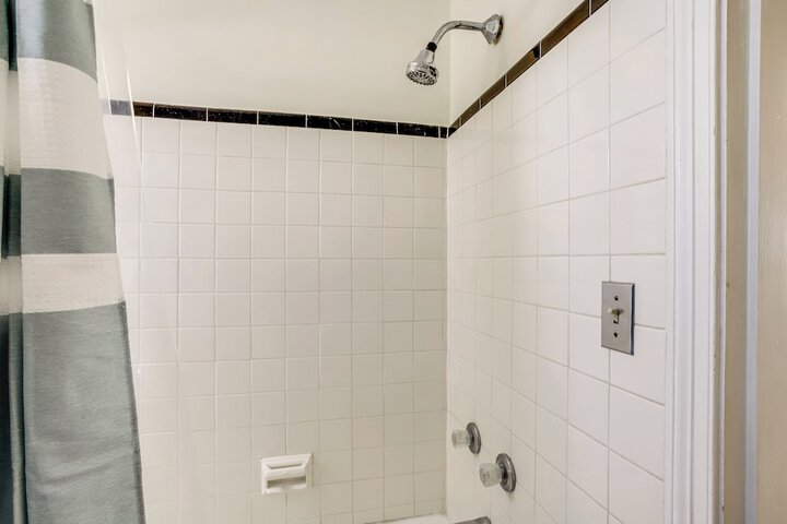 Cambridge Apt in Walkable Neighborhood