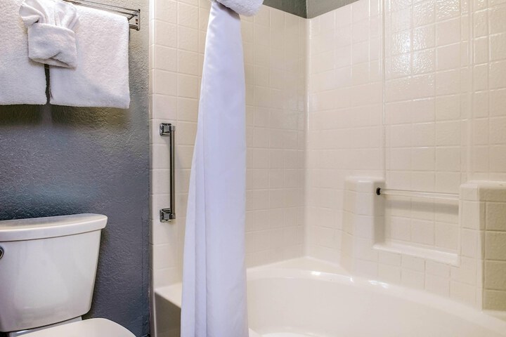 Clarion Hotel by Humboldt Bay