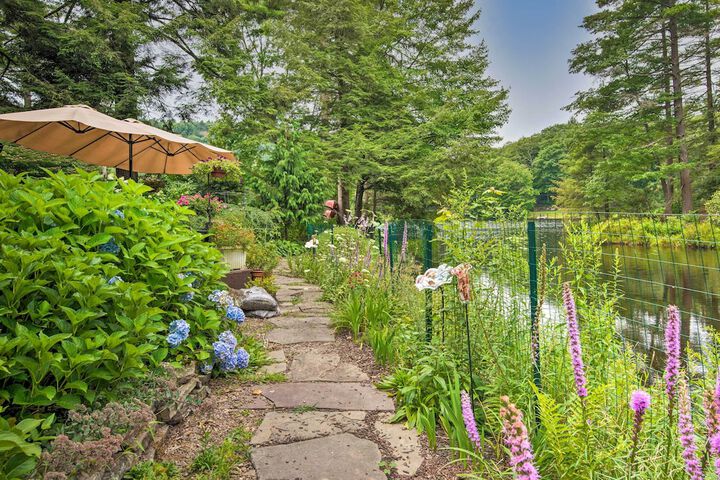 Lakefront Poconos Retreat w / Hot Tub Near Hiking!