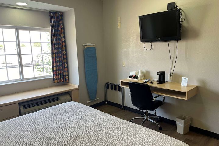Days Inn & Suites by Wyndham Hutchinson