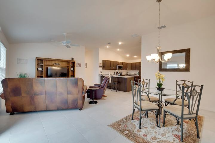 Sun-soaked Retreat in The Villages w / Grill!